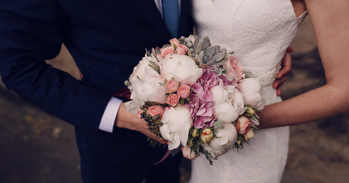 From ancient times to key 2024 trends, we are talking bridal bouquets